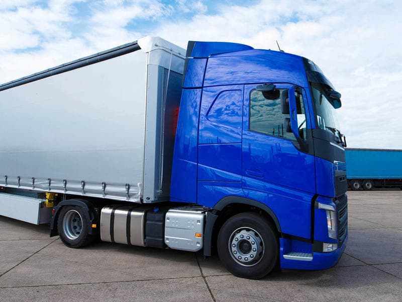 Профессиональный водитель грузовика с опытом работы