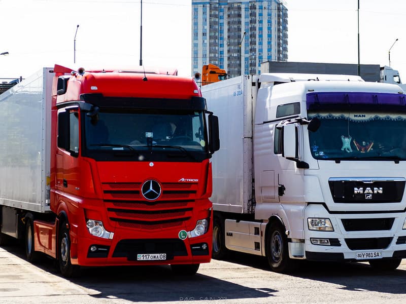 Вместительный грузовой прицеп для перевозки товаров