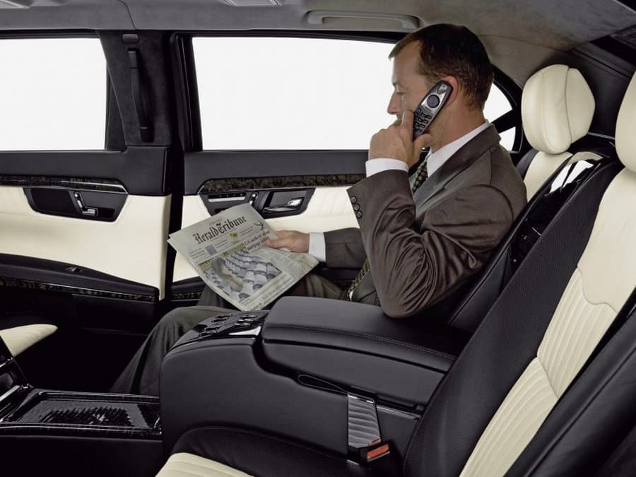 Современный автомобиль такси с Wi-Fi и зарядками