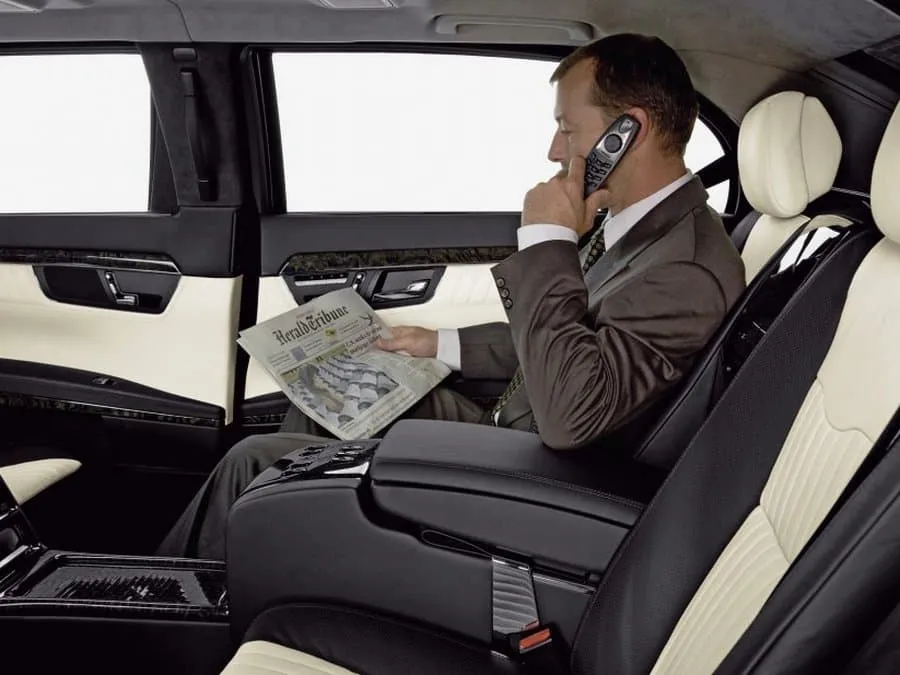 Современный автомобиль такси с Wi-Fi и зарядками