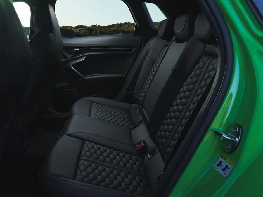 Комфортабельный автомобиль такси для международных поездок