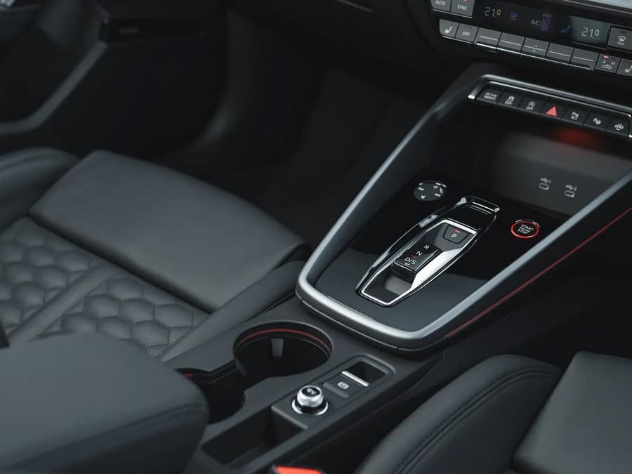 Современный автомобиль такси с Wi-Fi и зарядками для длительных поездок