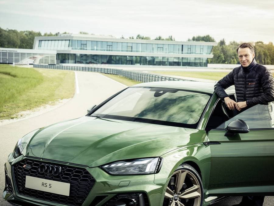 Безопасная международная поездка на такси с надежным водителем