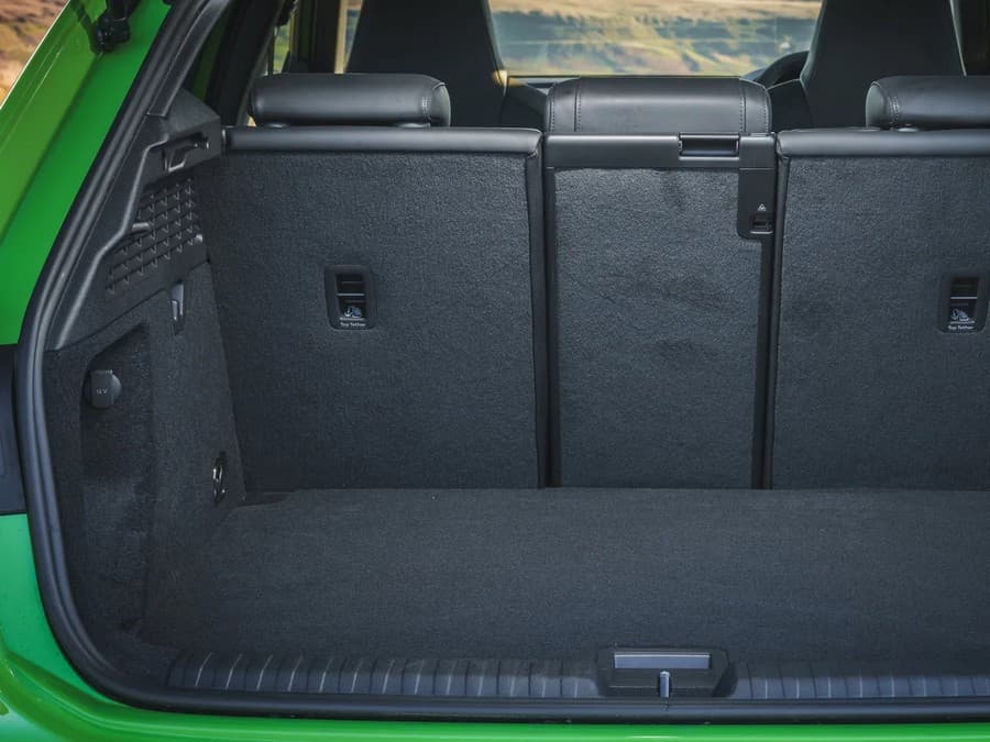 Вместительный багажник такси для перевозки чемоданов в международных путешествиях